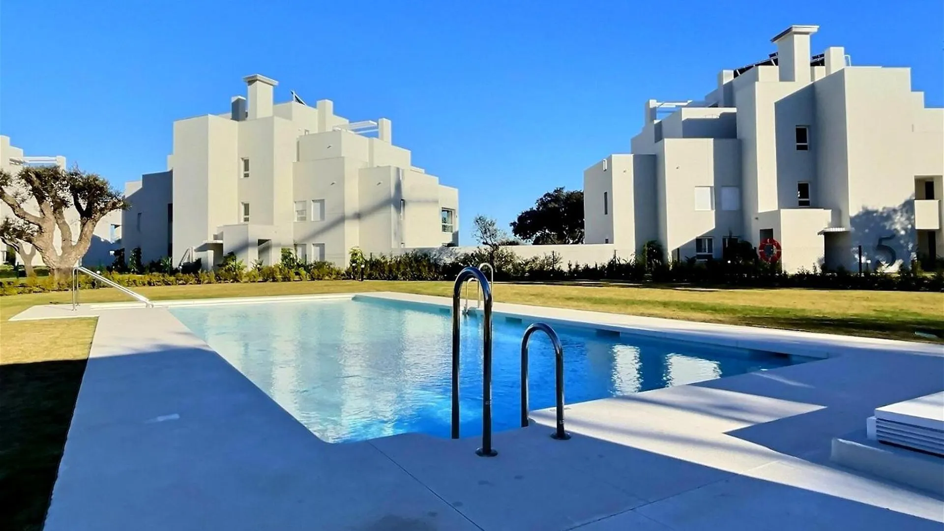 アパート Experience Unrivalled Luxury At Emerald Greens Your Exclusive Retreat In The Heart Of San Roque Club Resort アルカイデサ