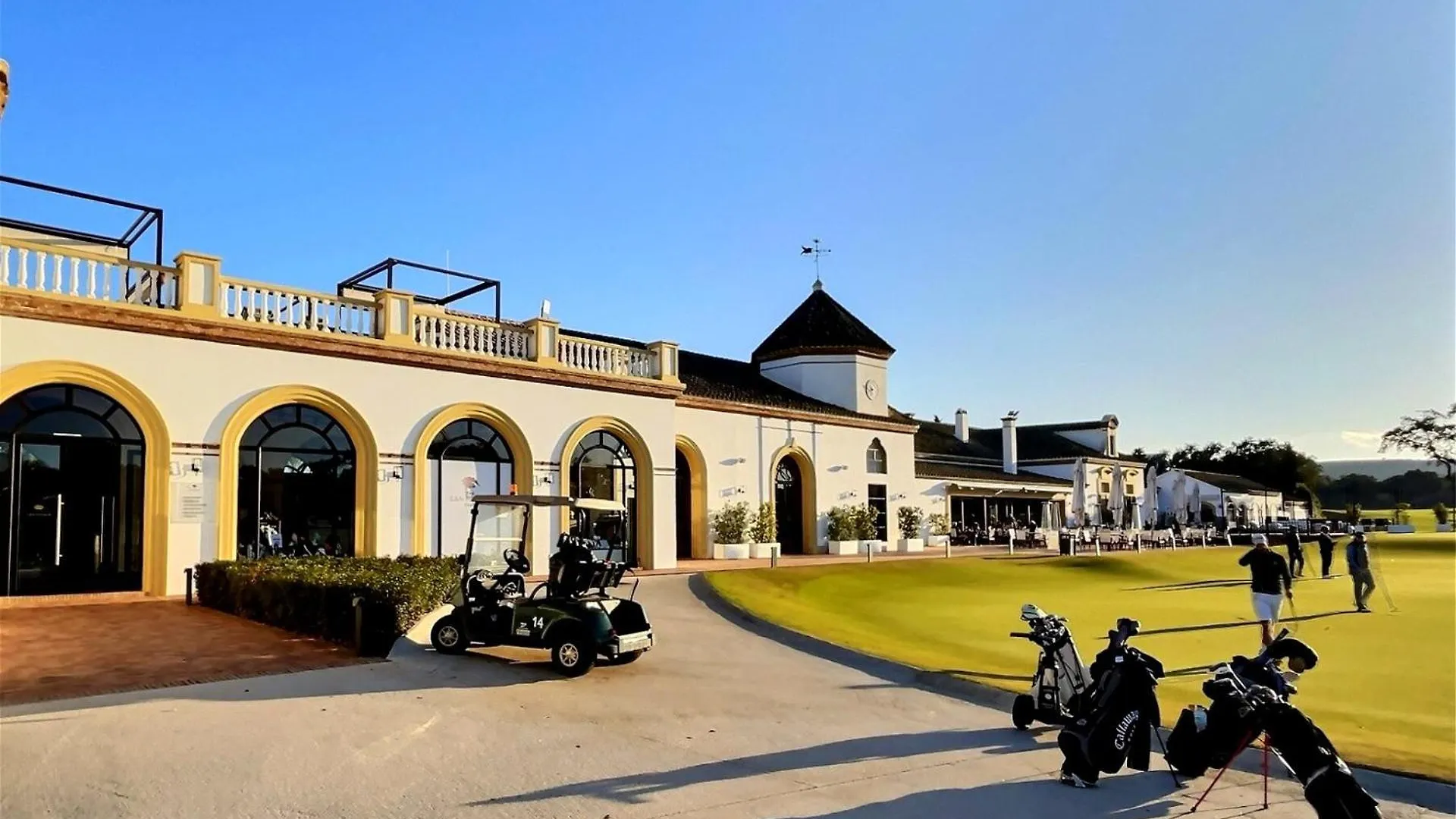 アパート Experience Unrivalled Luxury At Emerald Greens Your Exclusive Retreat In The Heart Of San Roque Club Resort アルカイデサ