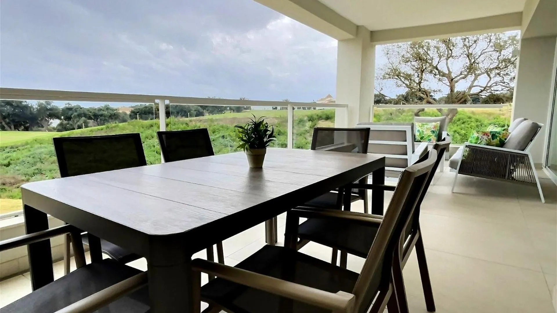 アパート Experience Unrivalled Luxury At Emerald Greens Your Exclusive Retreat In The Heart Of San Roque Club Resort アルカイデサ